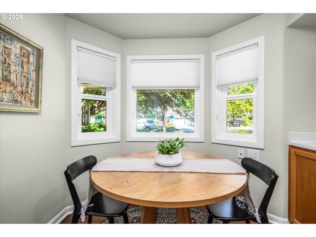 243 DARTMOOR Dr, Eugene, OR 97401