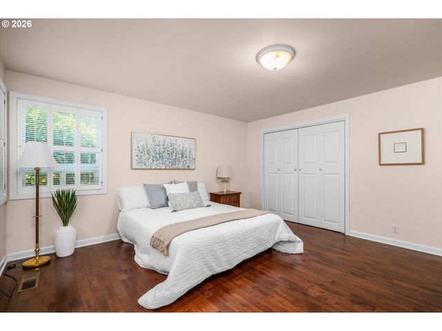 243 DARTMOOR Dr, Eugene, OR 97401