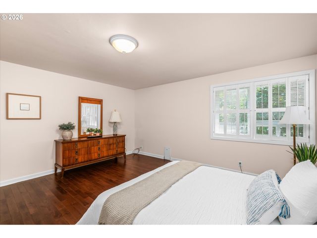 243 DARTMOOR Dr, Eugene, OR 97401