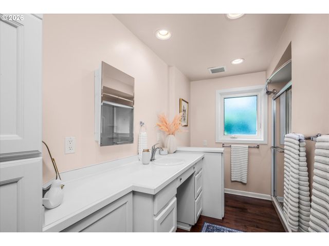243 DARTMOOR Dr, Eugene, OR 97401