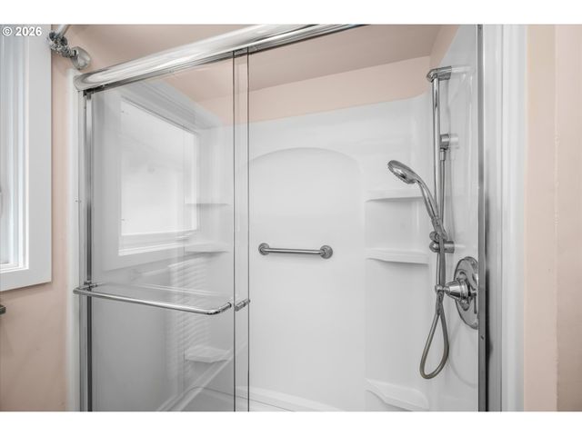 243 DARTMOOR Dr, Eugene, OR 97401