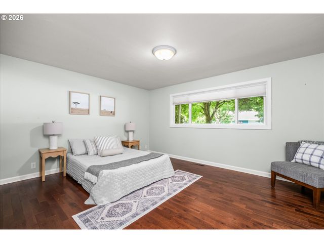 243 DARTMOOR Dr, Eugene, OR 97401