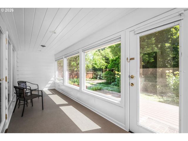 243 DARTMOOR Dr, Eugene, OR 97401