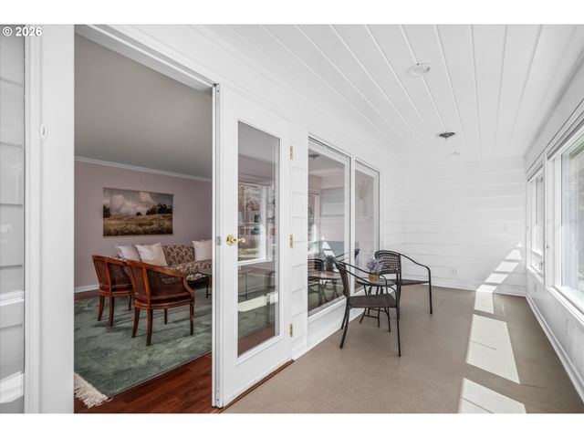 243 DARTMOOR Dr, Eugene, OR 97401