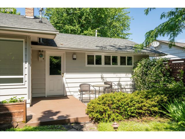 243 DARTMOOR Dr, Eugene, OR 97401