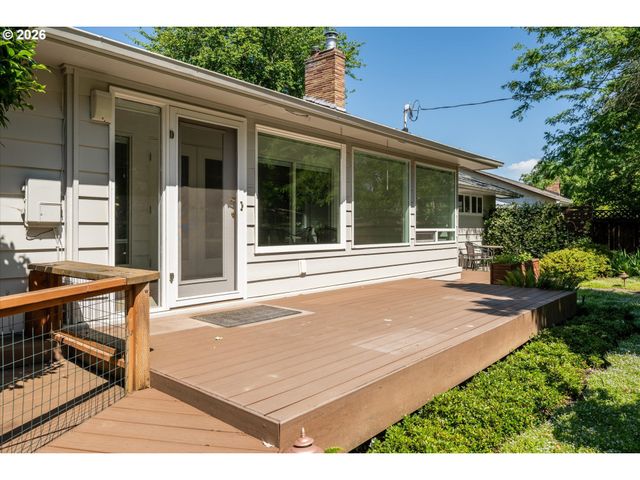243 DARTMOOR Dr, Eugene, OR 97401