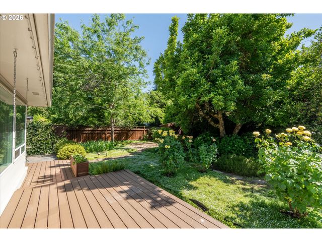 243 DARTMOOR Dr, Eugene, OR 97401