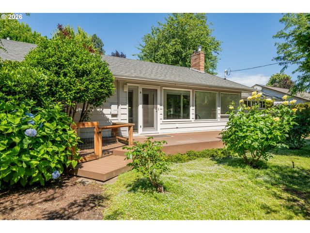 243 DARTMOOR Dr, Eugene, OR 97401