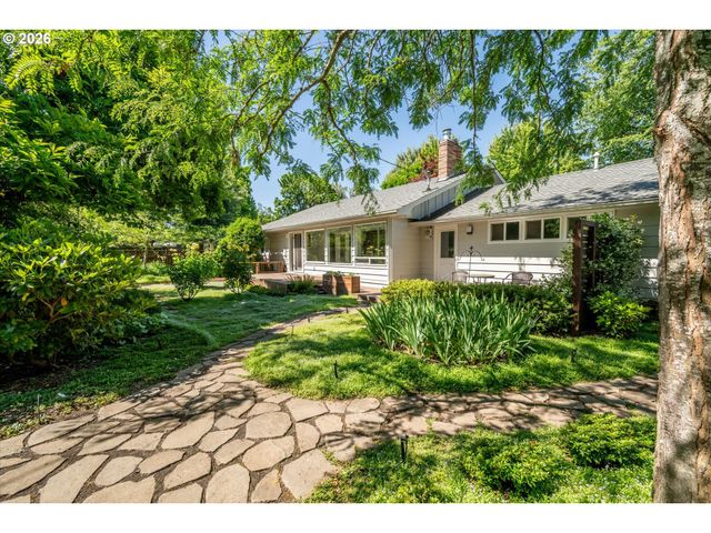 243 DARTMOOR Dr, Eugene, OR 97401