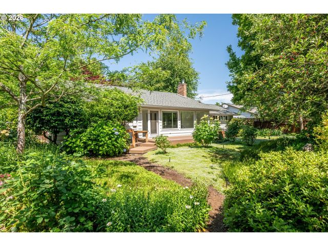 243 DARTMOOR Dr, Eugene, OR 97401