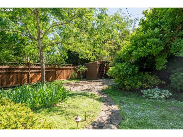 243 DARTMOOR Dr, Eugene, OR 97401