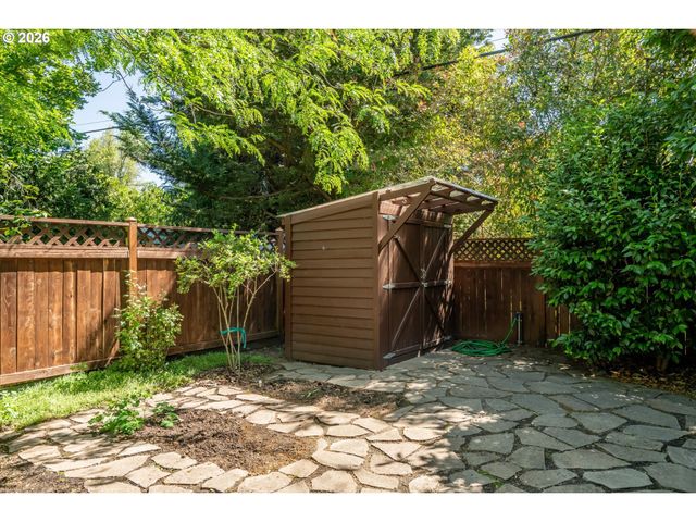 243 DARTMOOR Dr, Eugene, OR 97401