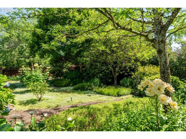 243 DARTMOOR Dr, Eugene, OR 97401