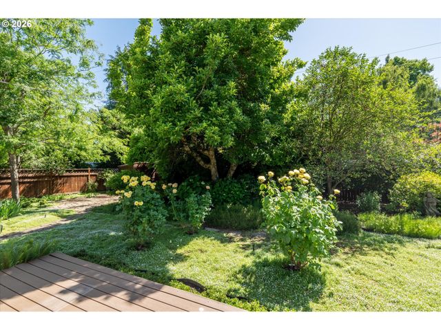 243 DARTMOOR Dr, Eugene, OR 97401