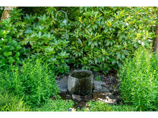 243 DARTMOOR Dr, Eugene, OR 97401