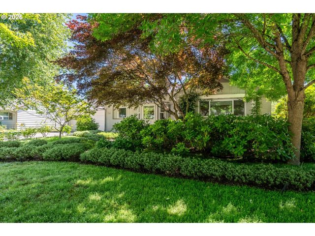 243 DARTMOOR Dr, Eugene, OR 97401