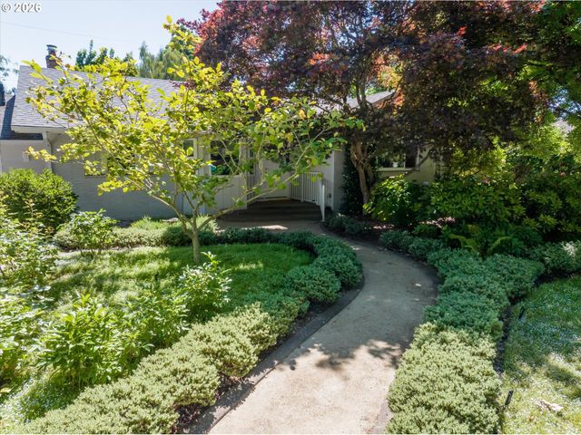 243 DARTMOOR Dr, Eugene, OR 97401