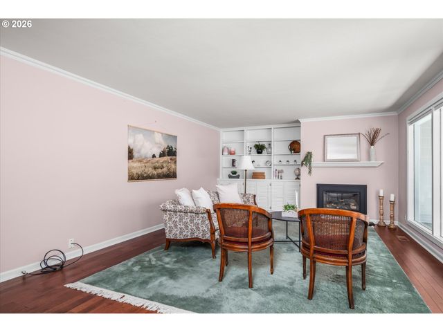 243 DARTMOOR Dr, Eugene, OR 97401