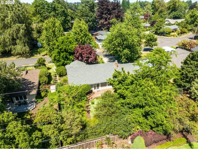 243 DARTMOOR Dr, Eugene, OR 97401