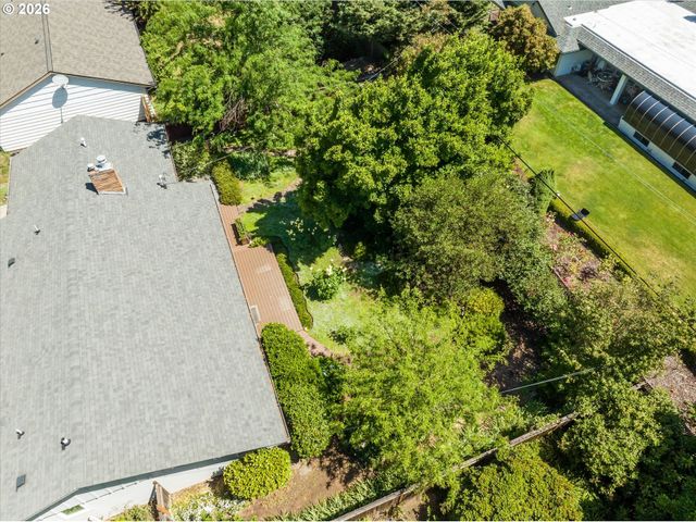 243 DARTMOOR Dr, Eugene, OR 97401