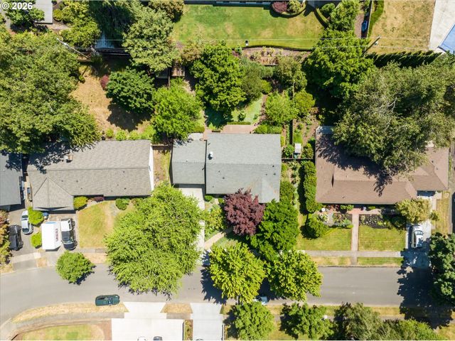 243 DARTMOOR Dr, Eugene, OR 97401