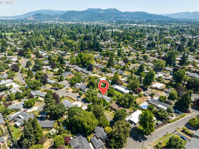 243 DARTMOOR Dr, Eugene, OR 97401