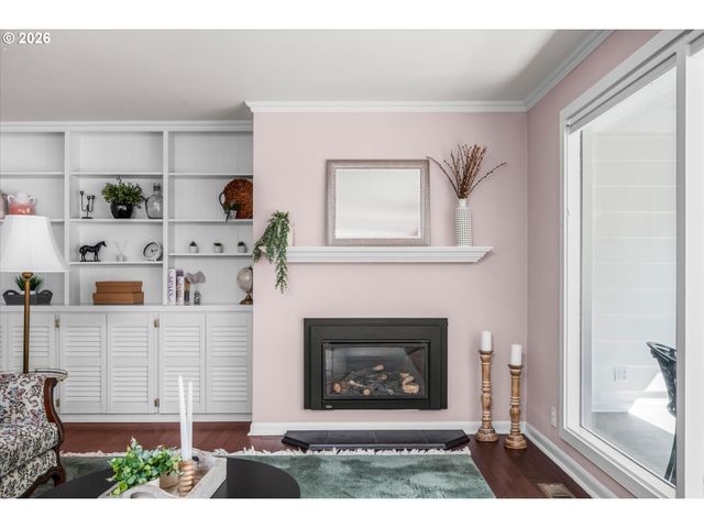243 DARTMOOR Dr, Eugene, OR 97401