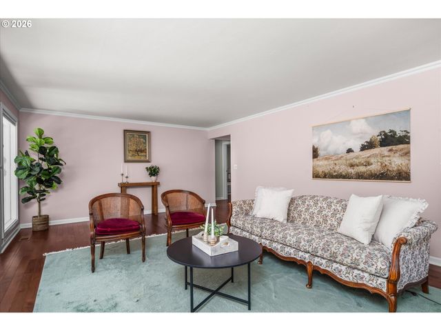 243 DARTMOOR Dr, Eugene, OR 97401