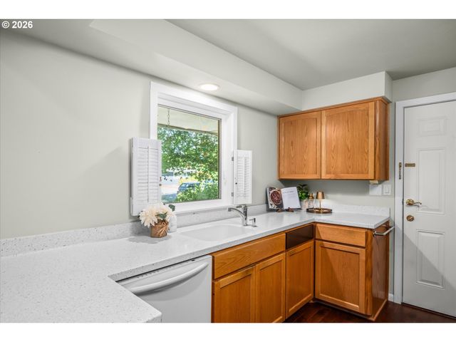 243 DARTMOOR Dr, Eugene, OR 97401