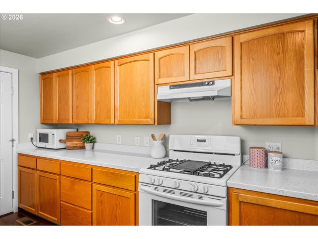 243 DARTMOOR Dr, Eugene, OR 97401