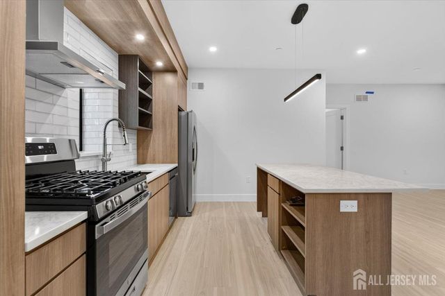810 N 2nd Avenue 1, Highland Park, NJ 08904