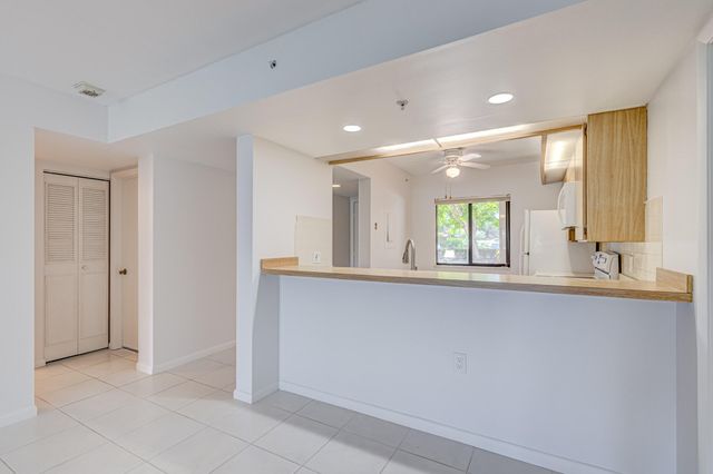 901 Seafarer Circle 104, Jupiter, FL 33477