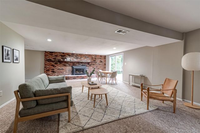 7 Don Lane, Hauppauge, NY 11788