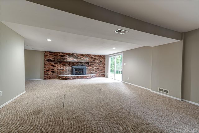 7 Don Lane, Hauppauge, NY 11788