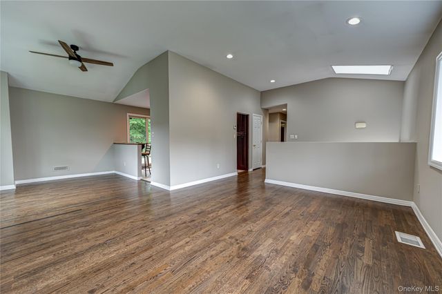 7 Don Lane, Hauppauge, NY 11788