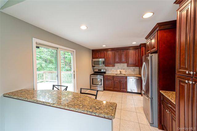 7 Don Lane, Hauppauge, NY 11788
