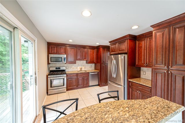 7 Don Lane, Hauppauge, NY 11788