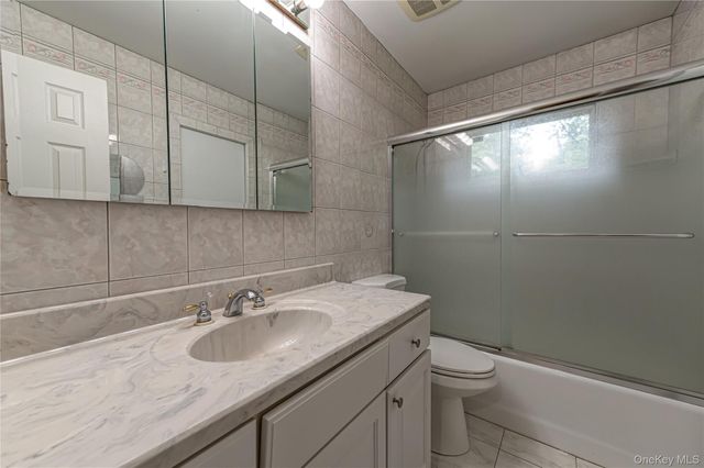 7 Don Lane, Hauppauge, NY 11788
