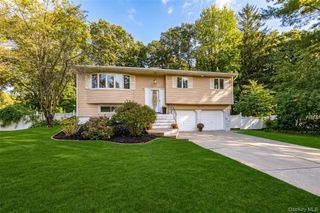 7 Don Lane, Hauppauge, NY 11788
