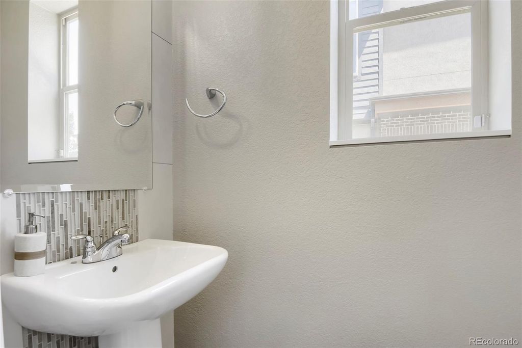 Image 15 of property listing at 10142 Belvedere Loop, Lone Tree, CO 80124