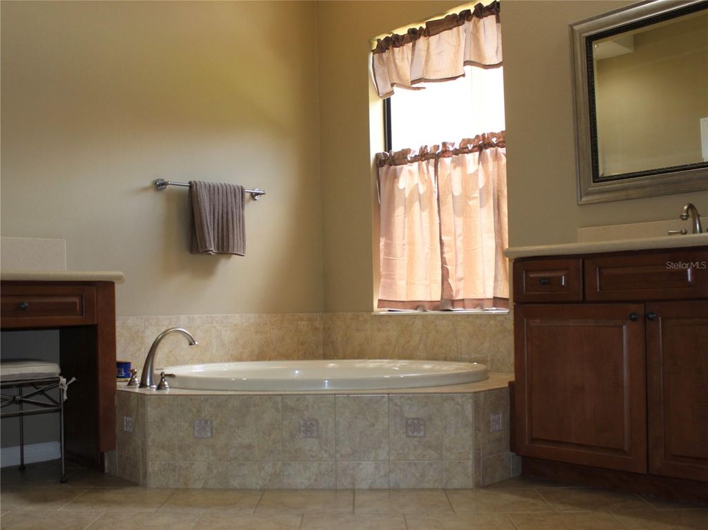 Image 10 of property listing at 406 PETREL TRAIL, Bradenton, FL 34212