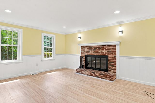 36 Hampton Drive, Nashua, NH 03063