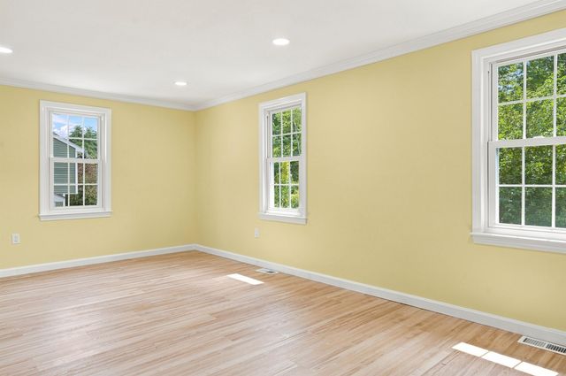 36 Hampton Drive, Nashua, NH 03063