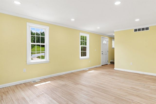 36 Hampton Drive, Nashua, NH 03063