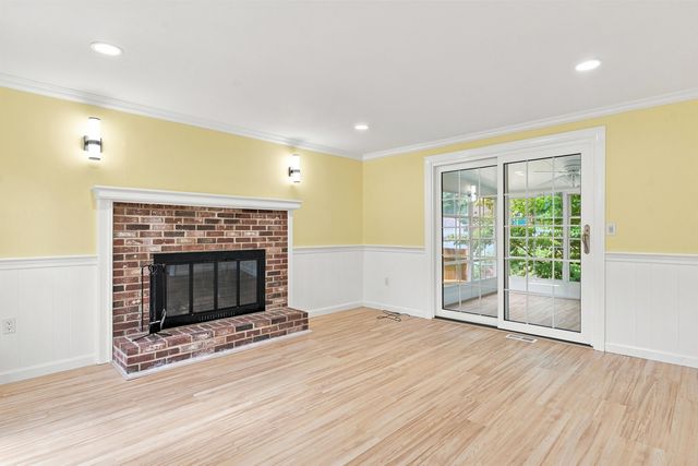 36 Hampton Drive, Nashua, NH 03063