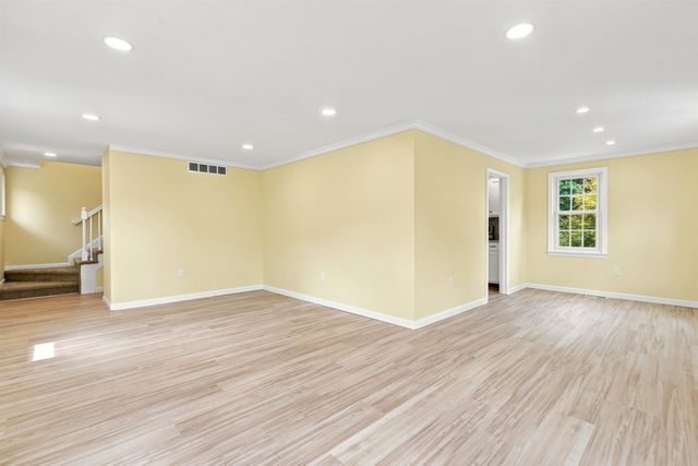 36 Hampton Drive, Nashua, NH 03063