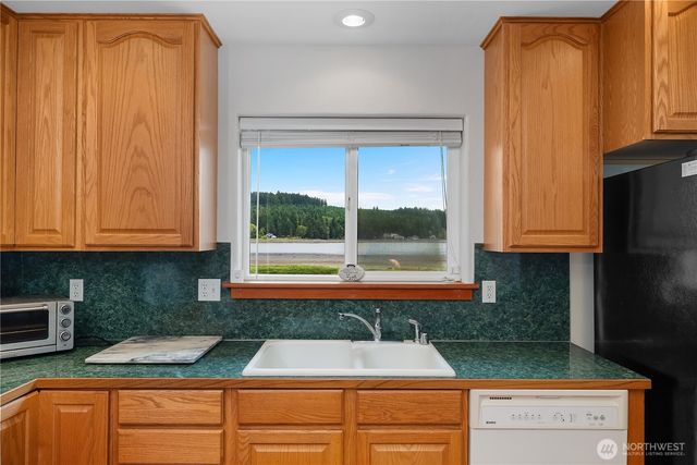 730 E North Bay Road, Allyn, WA 98524