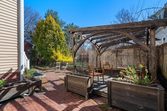 61 Crescent Street, Cambridge, MA 02138