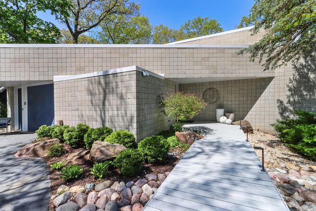 906 Tarrant DRIVE, Fontana, WI 53125