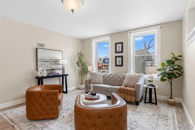 6634 Elmer Avenue, St Louis, MO 63109